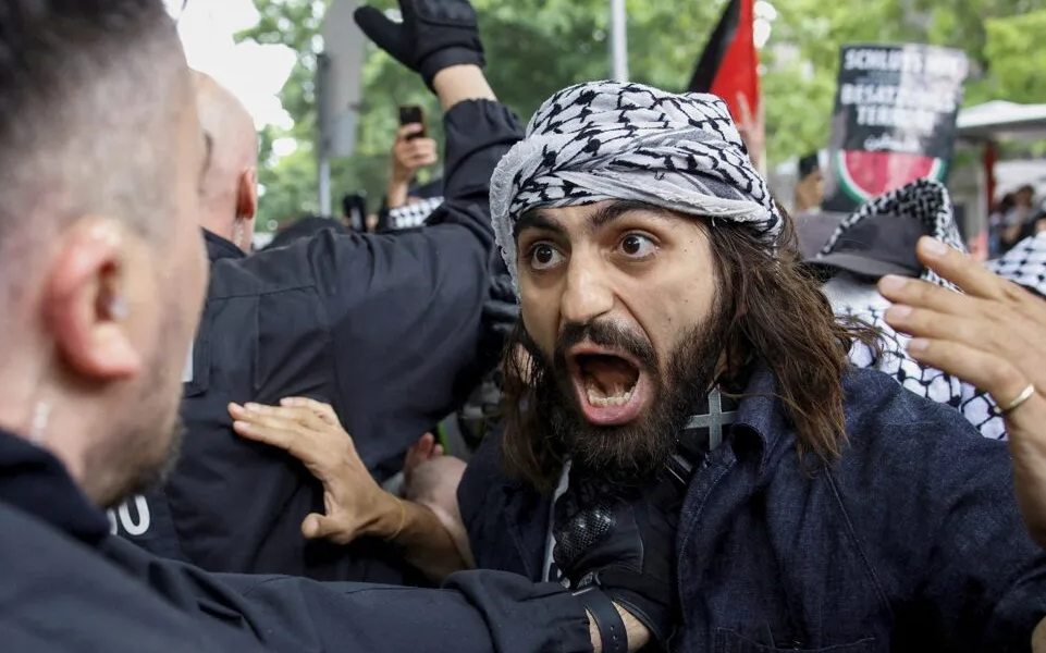 Βερολίνο: Αντι-Ισραηλινός όχλος αρπάζει αστυνομικό, τον ποδοπατά και τον αφήνει σχεδόν νεκρό