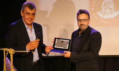 Ο αείμνηστος πρόεδρος της Ένωσης Ποντίων Αργυρούπολης Ηλίας Ιορδανίδης τιμά τον διευθυντή σύνταξης του Geopolitico Χρήστο Κωνσταντινίδη