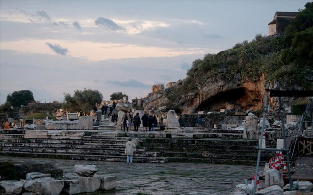 Παραμονή Εισοδίων στην Ελευσίνα: Εκεί που η παγανιστική παράδοση συναντά τη χριστιανική Παραμονή Εισοδίων στην Ελευσίνα: Εκεί που η παγανιστική παράδοση συναντά τη χριστιανική