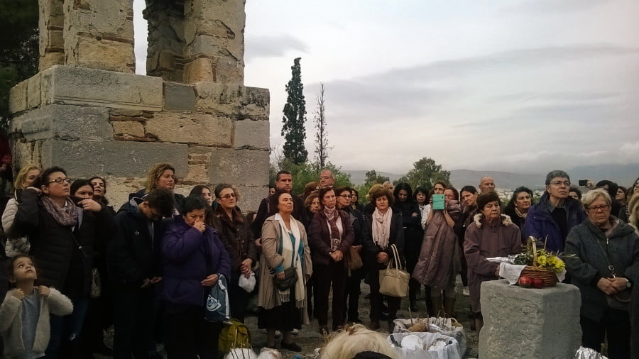 Παραμονή Εισοδίων στην Ελευσίνα: Εκεί που η παγανιστική παράδοση συναντά τη χριστιανική Παραμονή Εισοδίων στην Ελευσίνα: Εκεί που η παγανιστική παράδοση συναντά τη χριστιανική
