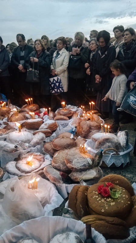 Παραμονή Εισοδίων στην Ελευσίνα: Εκεί που η παγανιστική παράδοση συναντά τη χριστιανική Παραμονή Εισοδίων στην Ελευσίνα: Εκεί που η παγανιστική παράδοση συναντά τη χριστιανική
