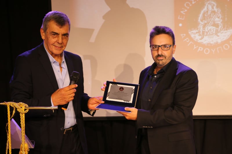 Ο αείμνηστος πρόεδρος της Ένωσης Ποντίων Αργυρούπολης Ηλίας Ιορδανίδης τιμά τον διευθυντή σύνταξης του Geopolitico Χρήστο Κωνσταντινίδη